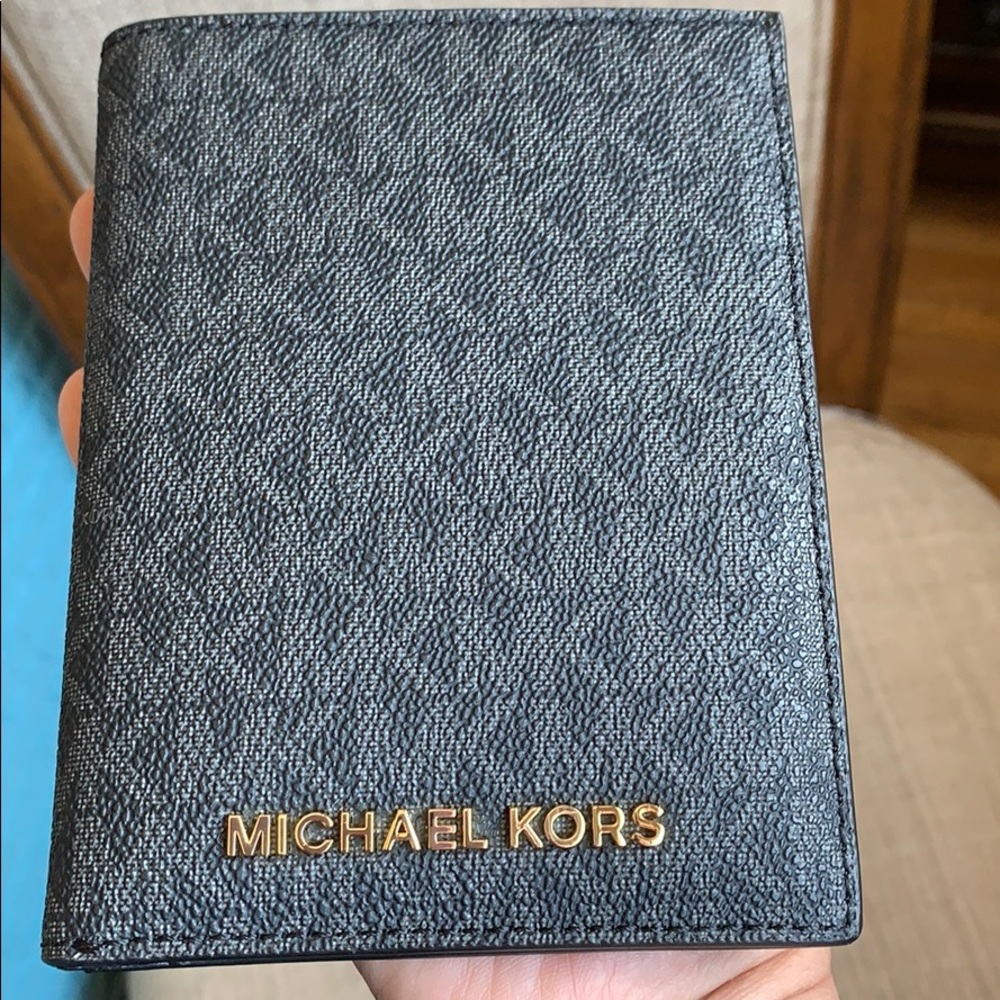 Sale ๐ Michael Kors Passport Holder Wallet case - Picture 9 of 12